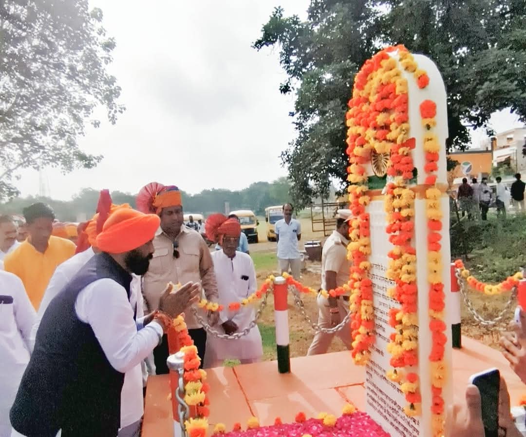 सीतामऊ में स्वतंत्रता दिवस पर श्रीराम विद्यालय में आयोजित हुआ राष्ट्रीय पर्व कार्यक्रम |  शहीद स्मारक पर सैकड़ों देश भक्तों ने किया नमन