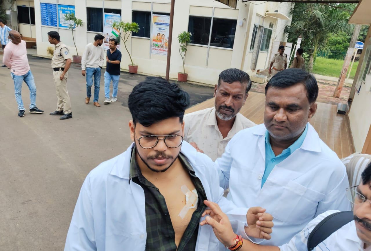 प्रेम विवाह से नाराज परिवारजनों की लड़ाई ने लिया उग्र रूप...दोनों पक्षों के आपसी विवाद में चली गोलियां...अस्पताल में भी जमकर मचाया उत्पात