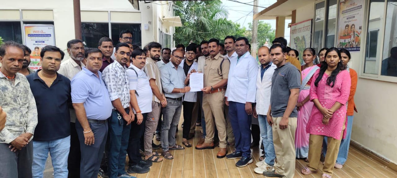 प्रेम विवाह से नाराज परिवारजनों की लड़ाई ने लिया उग्र रूप...दोनों पक्षों के आपसी विवाद में चली गोलियां...अस्पताल में भी जमकर मचाया उत्पात