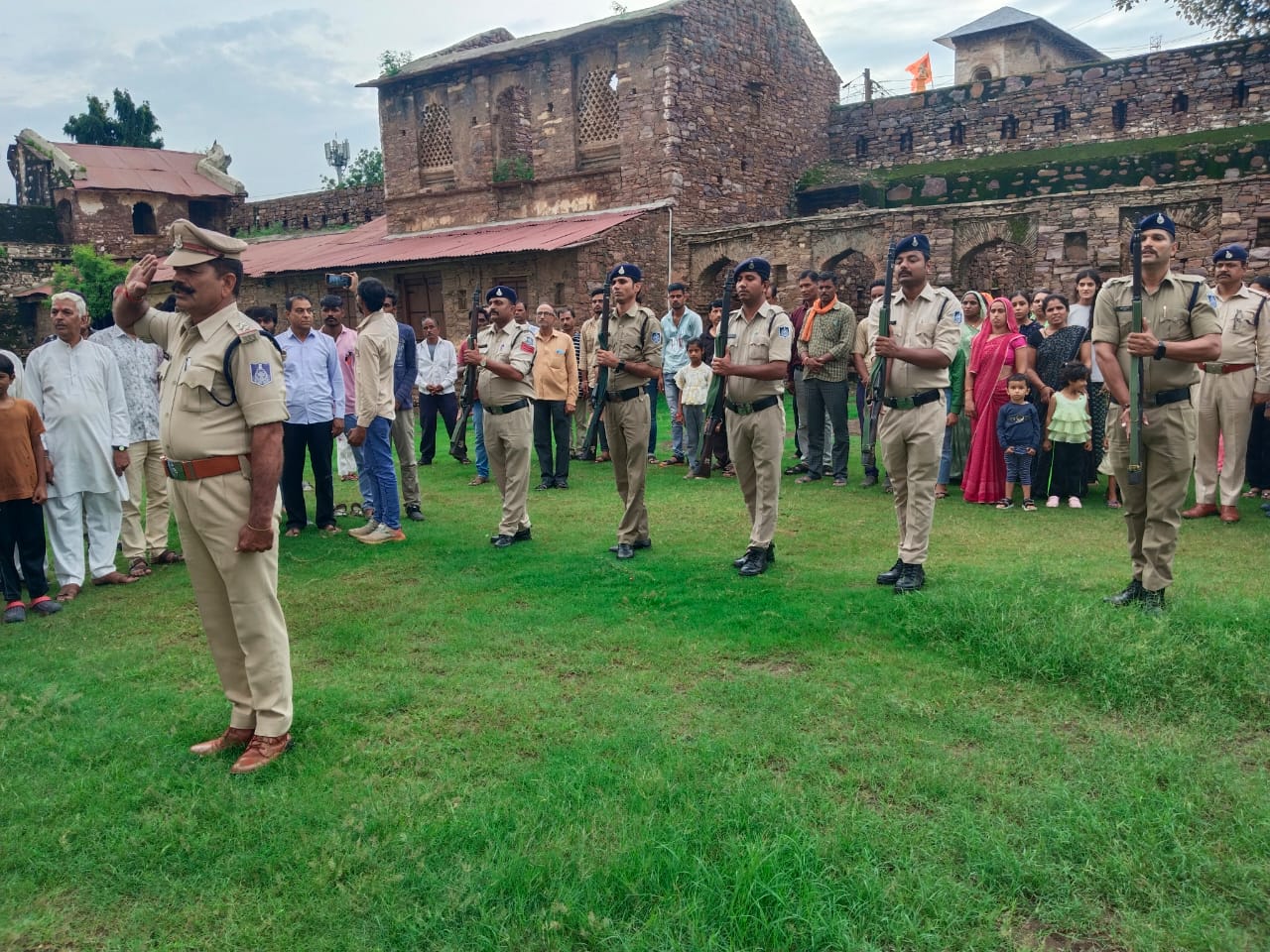 राजकीय परंपरा अनुसार डोल ग्यारस पर निकले बेवाण.... सीतामऊ पुलिस ने दी सलामी