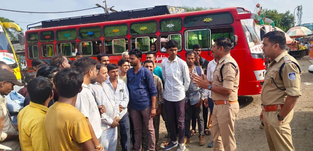 सीतामऊ में पुलिस ने वाहन चालकों को बताए यातायात के नियम आंकड़े डराने वाले -  सीतामऊ क्षेत्र में 6 दिन में वाहन दुर्घटना से 13 लोगों की हुई मौत