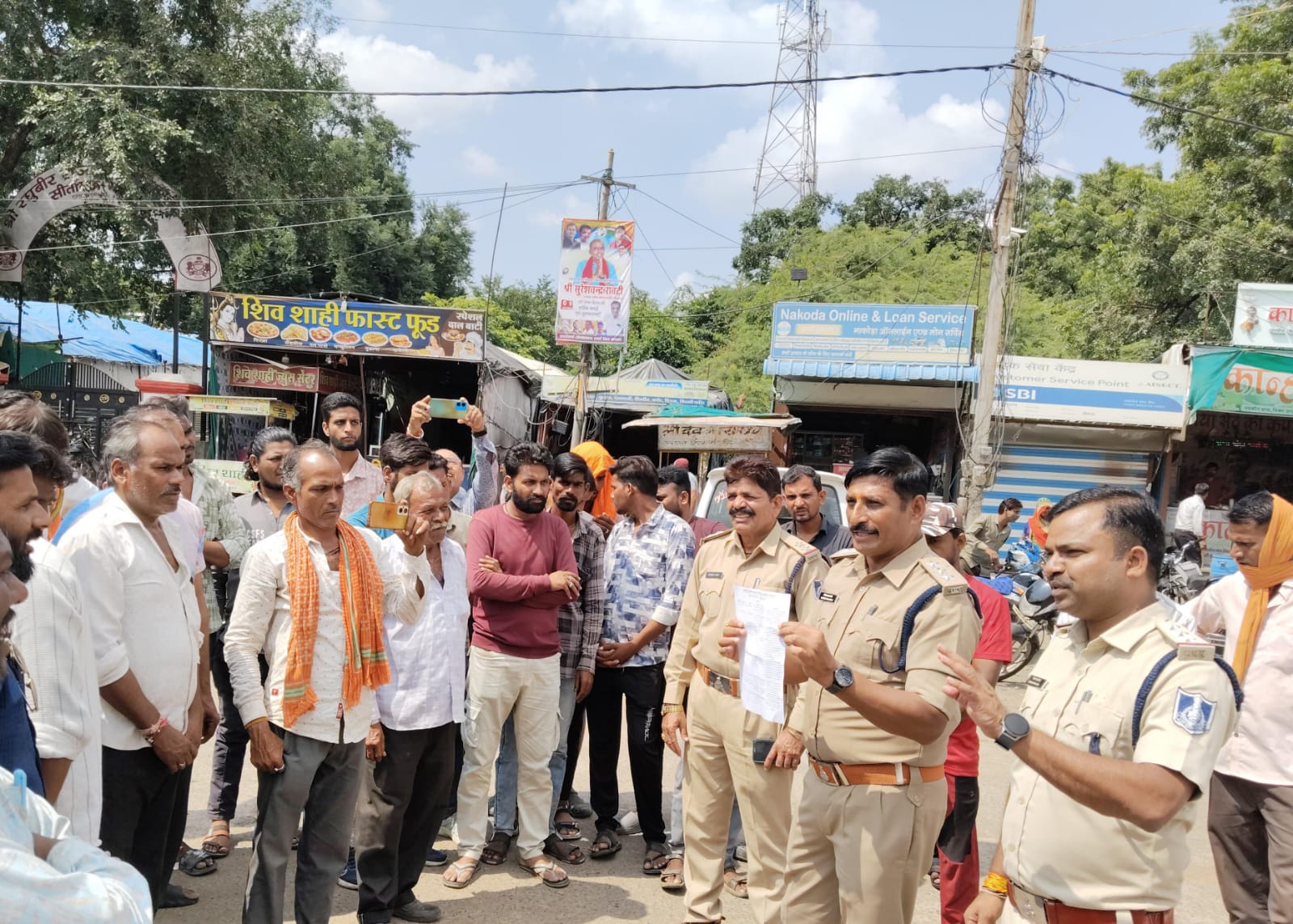 सीतामऊ में पुलिस ने वाहन चालकों को बताए यातायात के नियम आंकड़े डराने वाले -  सीतामऊ क्षेत्र में 6 दिन में वाहन दुर्घटना से 13 लोगों की हुई मौत