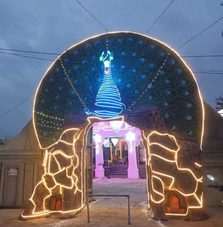 दिन में तीन स्वरूपों में दर्शन देती है मोड़ी माताजी..... मयूर स्वरूप में बनाया गया है प्रवेश द्वार.....  समिति ने जन सहयोग से करवाए लाखों के निर्माण कार्य