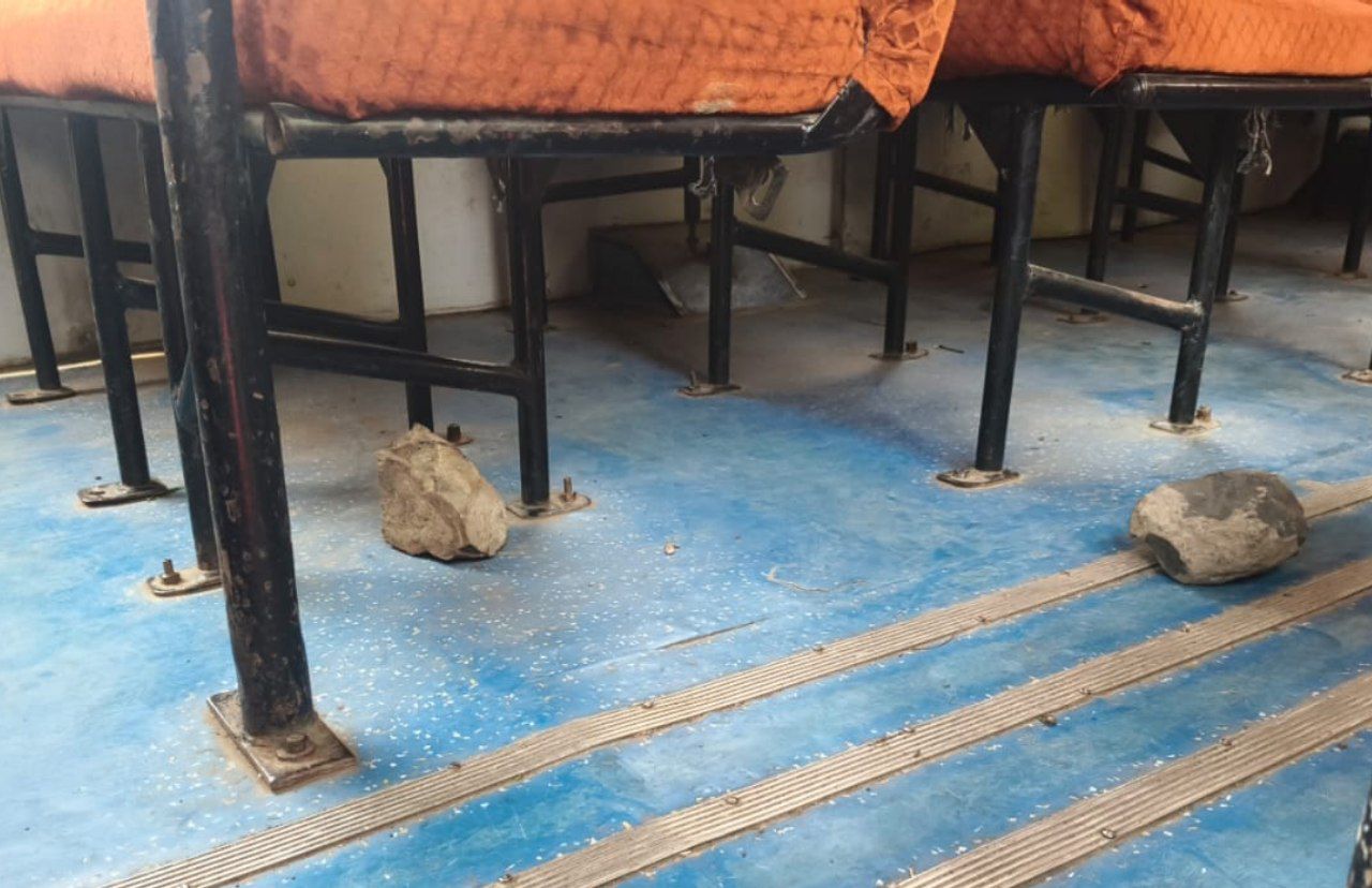 सांदीपनी विद्यालय लदुना की स्कूल बस का कांच फोड़ा.... बस में बैठे थे विद्यार्थी  .... पुलिस ने तीन महिलाओं पर दर्ज की एफ आई आर