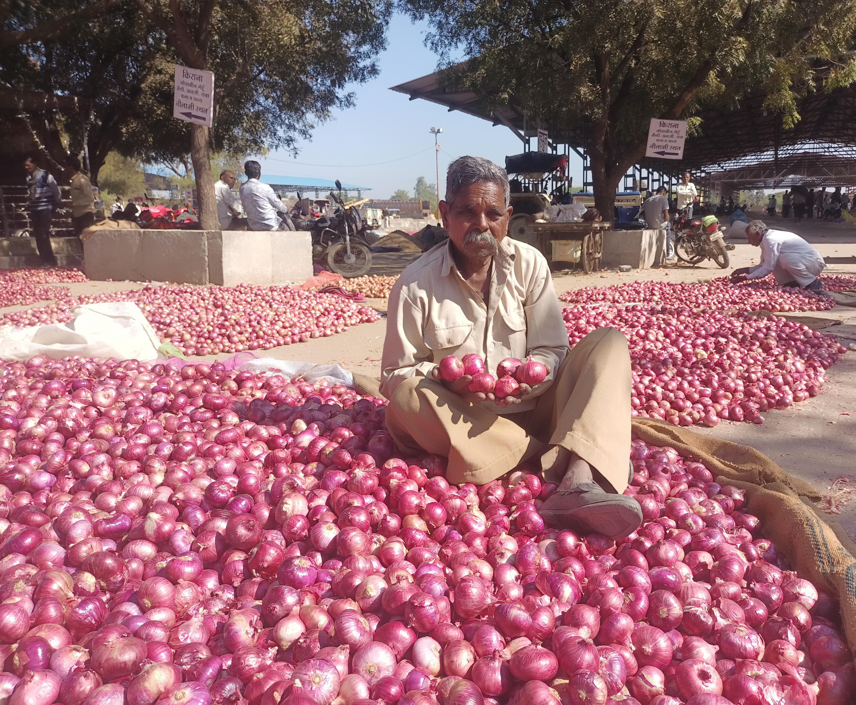 प्याज के भाव कम मिलने से किसान हुए नाराज़....  नाराज़ किसानों ने मंडी का गेट किया बंद